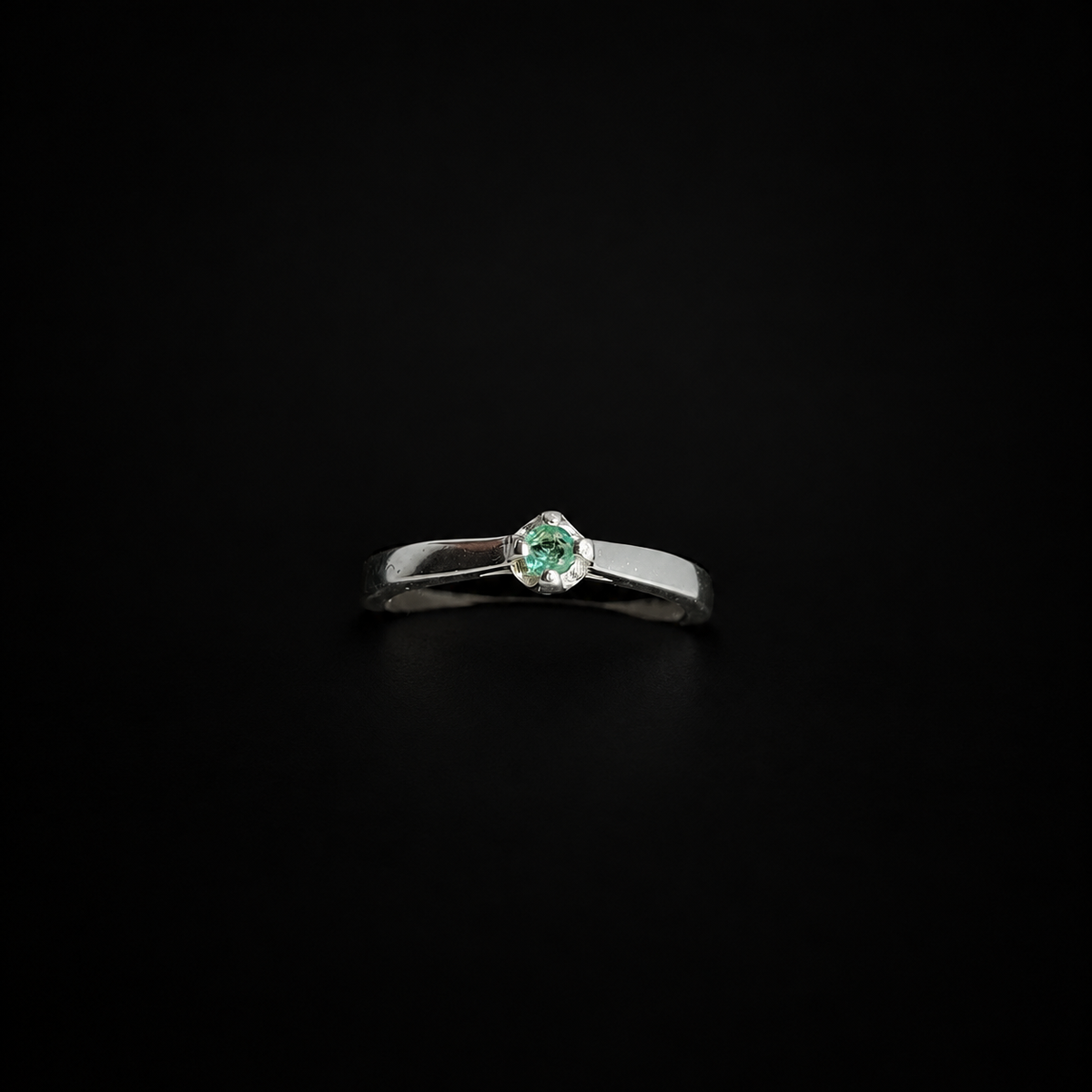 Anillo Solitario clásico en plata 925 con esmeralda natural (Ref. 2)