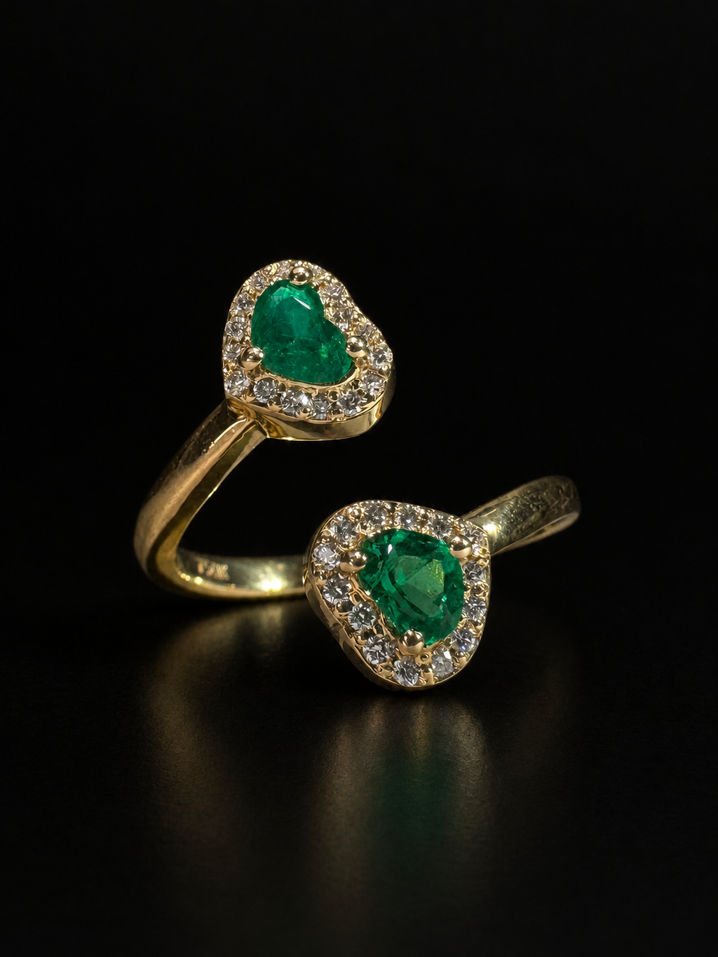 Anillo tú y yo con dos esmeraldas en corazón (Ref. 295)