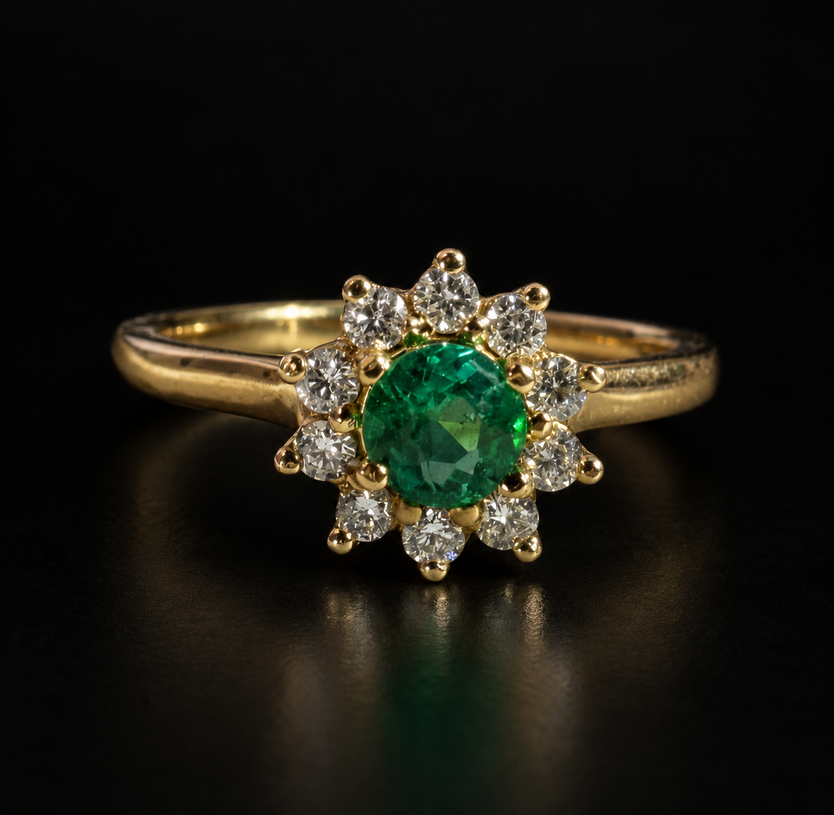 Anillo con esmeralda redonda tipo marquesa (Ref. 218)