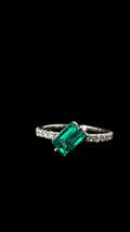 Anillo con esmeralda rectangular en diagonal (Ref. 287)
