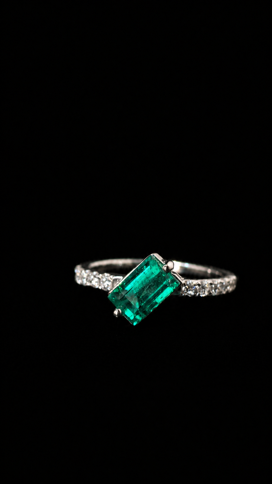 Anillo con esmeralda rectangular en diagonal (Ref. 287)