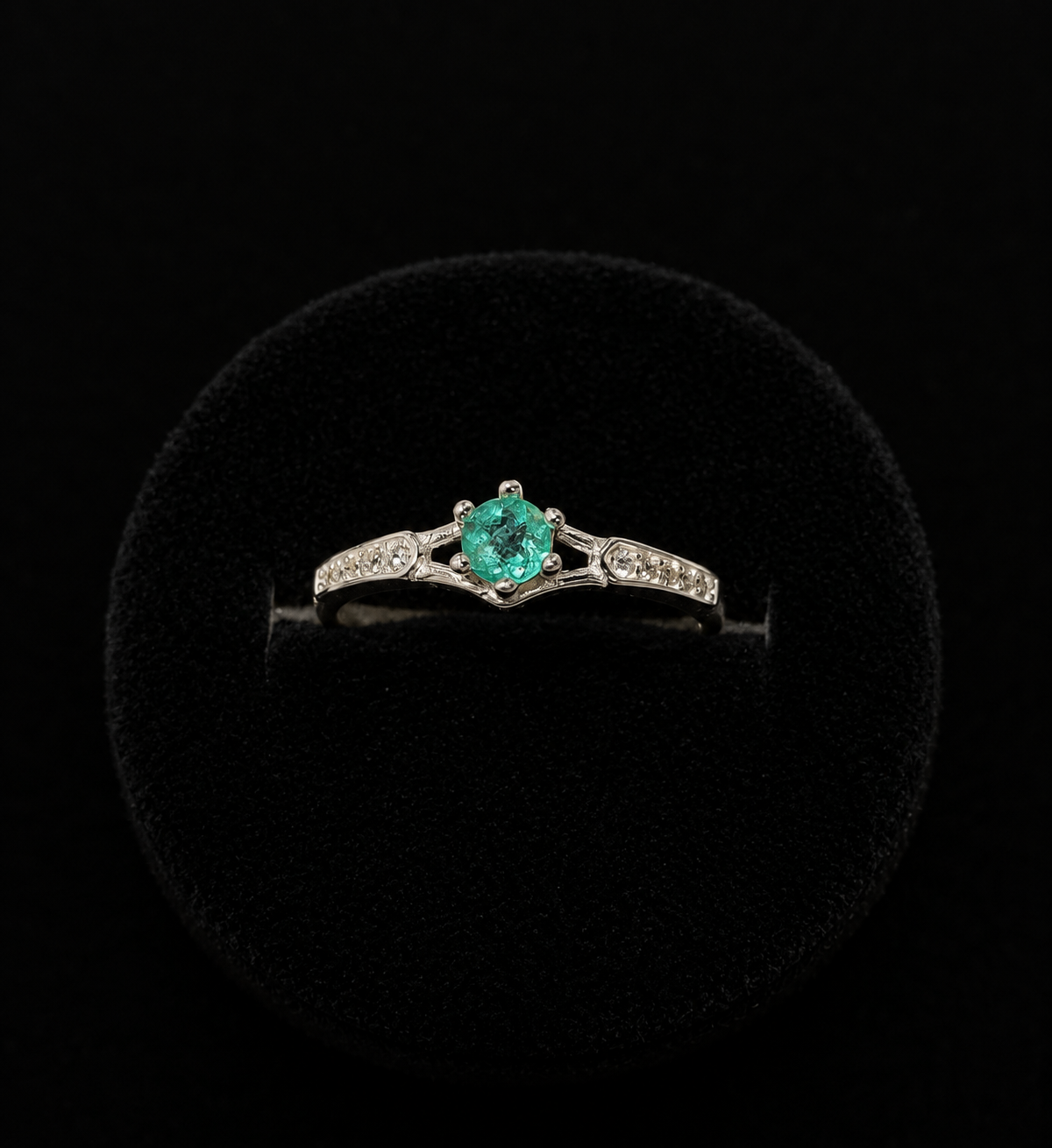 Anillo calado en plata 925 con esmeralda natural (Ref. 5)