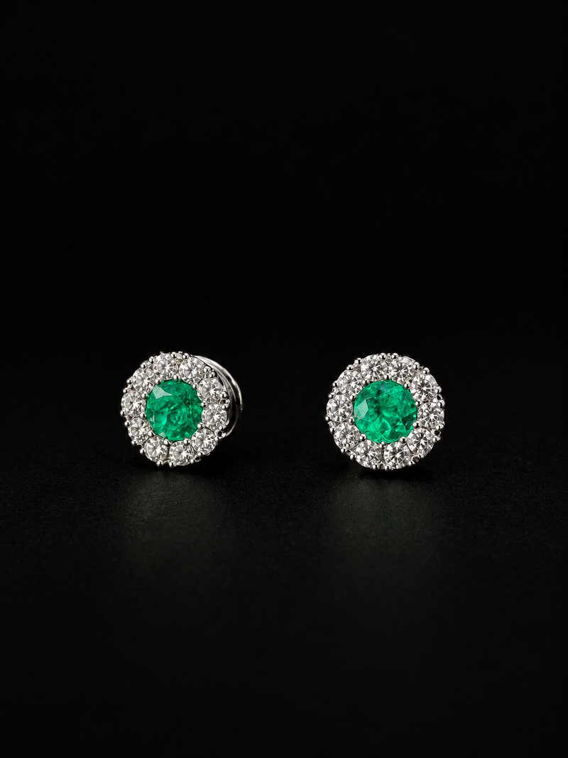 Topos con esmeraldas redondas en halo de diamantes