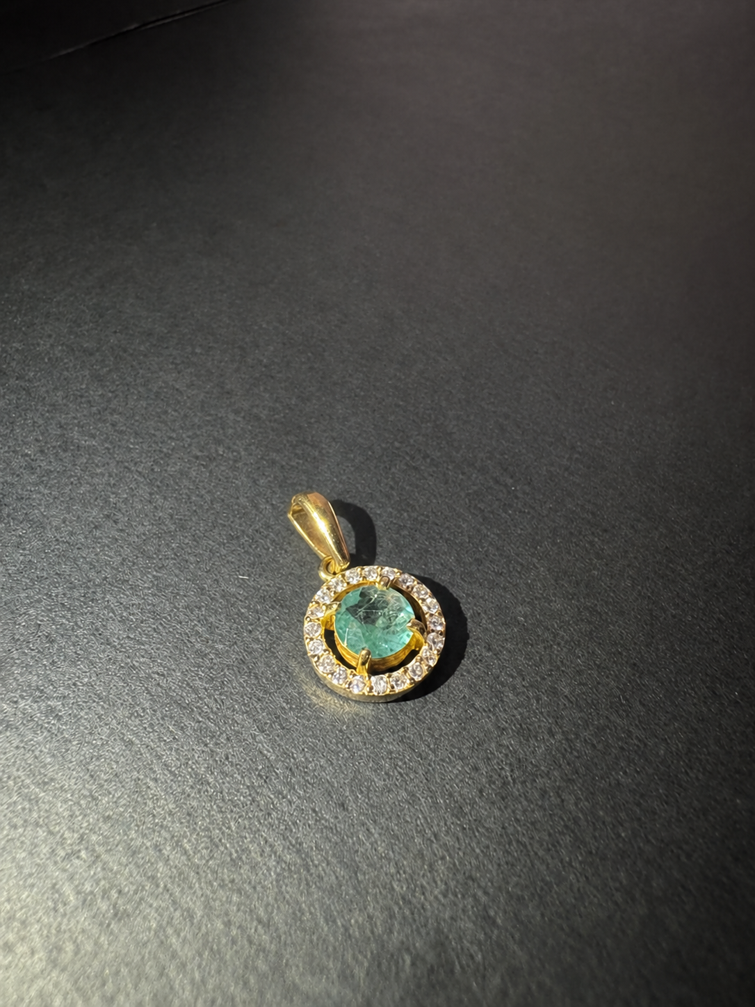 Dije con esmeralda clara en halo circular (Ref. 113)