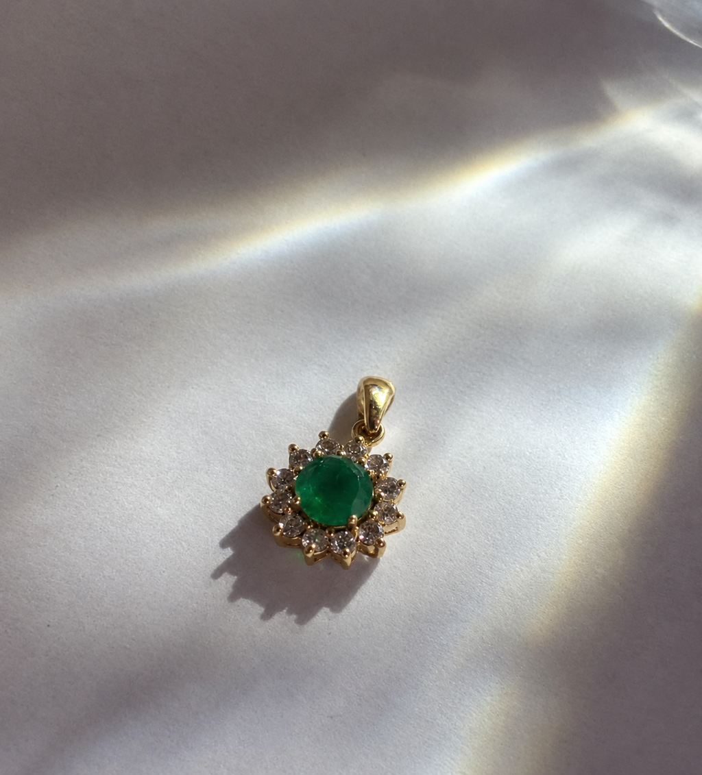 Dije con esmeralda redonda y diamantes (Ref. 15)