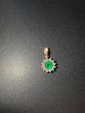 Dije con esmeralda redonda en flor de diamantes (Ref. 45)