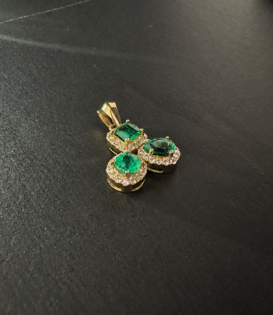 Dije trío con esmeraldas y diamantes (Ref. 36)