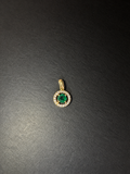 Dije con esmeralda redonda en halo circular (Ref. 97)