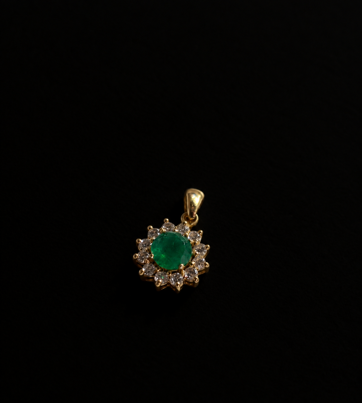 Dije con esmeralda redonda y diamantes (Ref. 15)