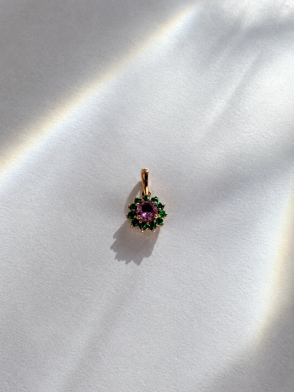Dije con piedra central rosada (Ref. 340)