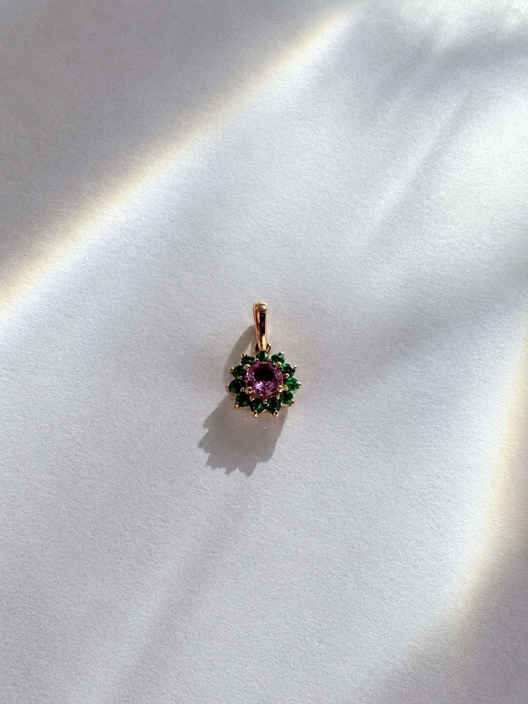 Dije con piedra central rosada (Ref. 340)