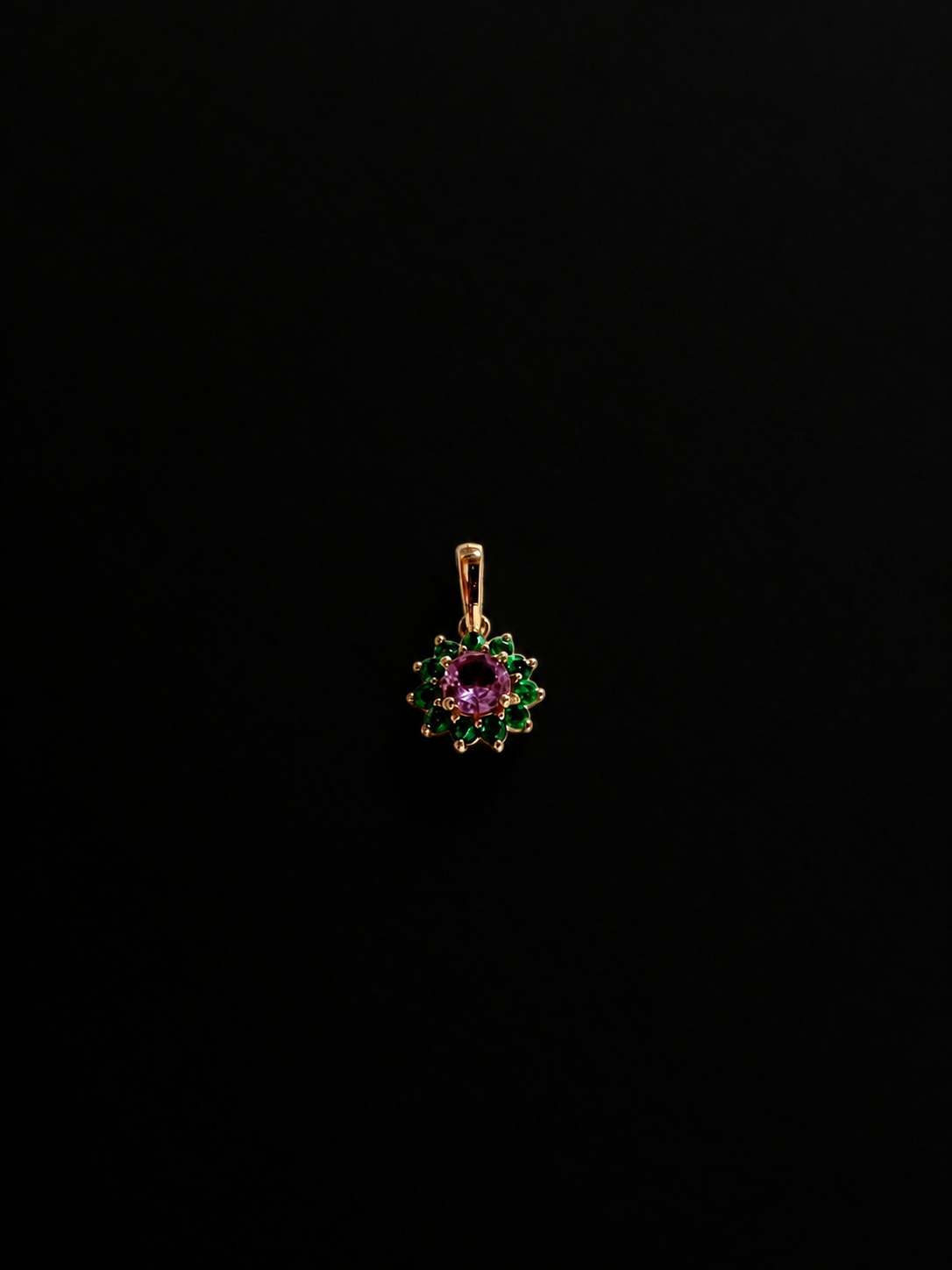 Dije con piedra central rosada (Ref. 340)