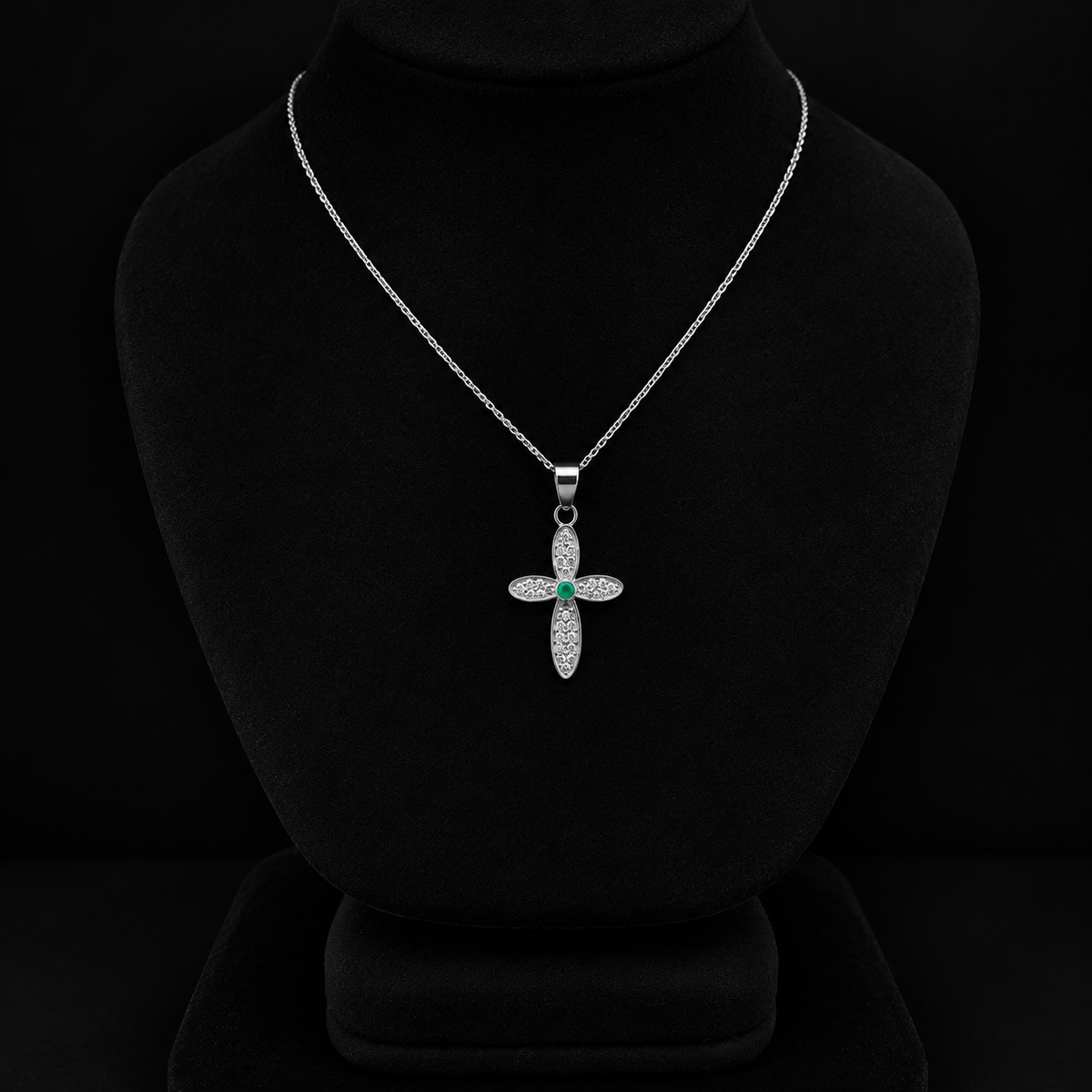 Collar Cruz de pétalos en plata 925 con esmeralda natural (Ref. 7)