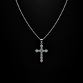 Collar Cruz de luz en plata 925 con esmeralda natural (Ref. 5)