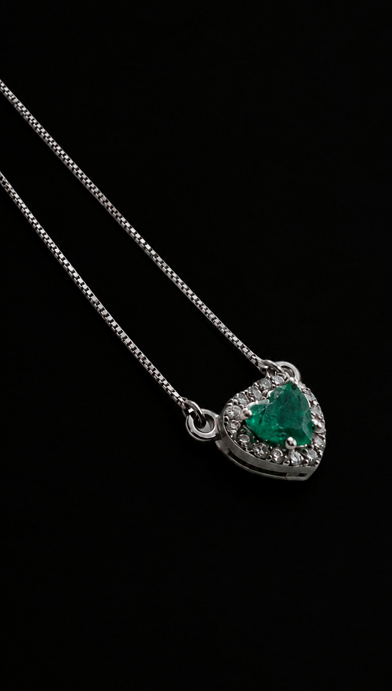 Dije choker con esmeralda en corazón