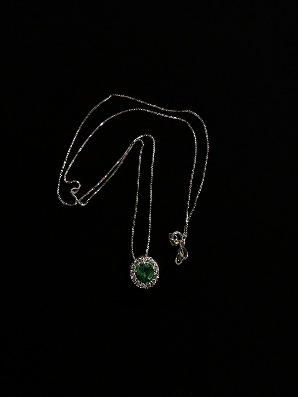 Dije con esmeralda redonda en clúster (Ref. 272)