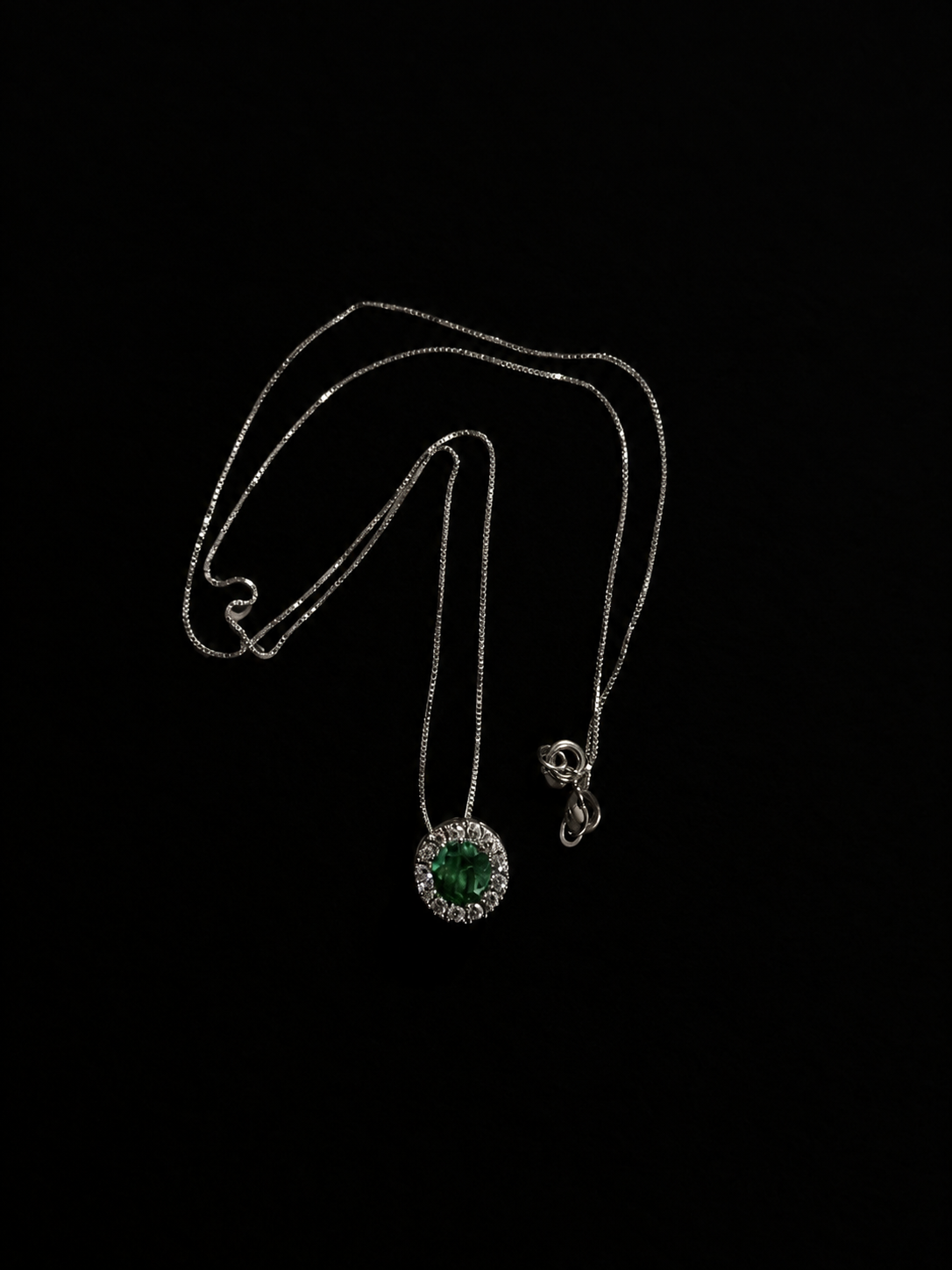 Dije con esmeralda redonda en clúster (Ref. 272)