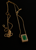 Dije con esmeralda rectangular y cadena (Ref. 242)
