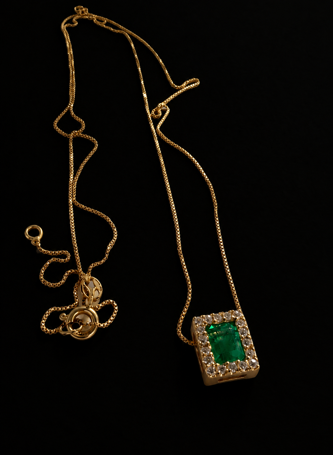 Dije con esmeralda rectangular y cadena (Ref. 242)