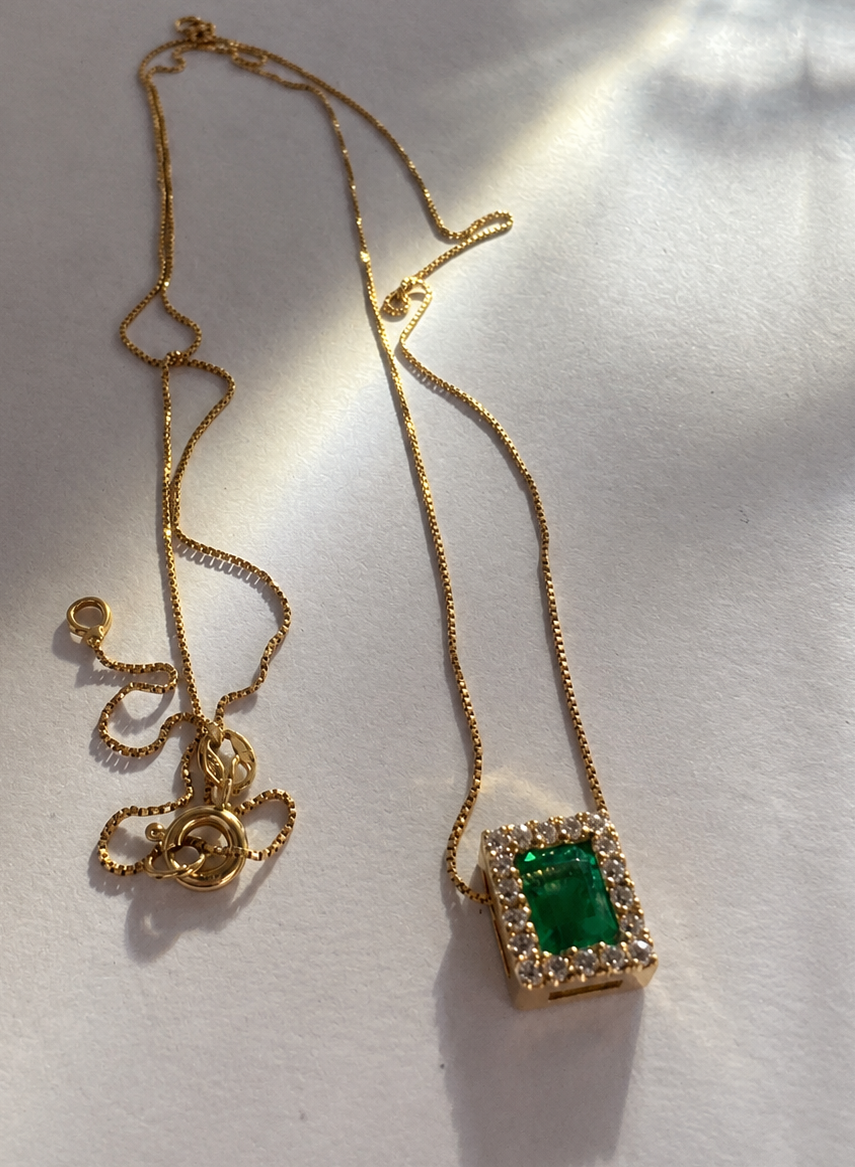 Dije con esmeralda rectangular y cadena (Ref. 242)