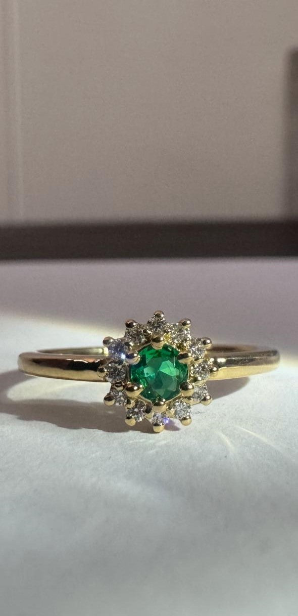 Anillo con esmeralda en halo de diamantes (Ref. 328)