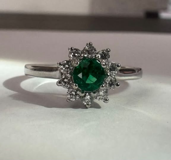 Anillo con esmeralda redonda (Ref. 219)