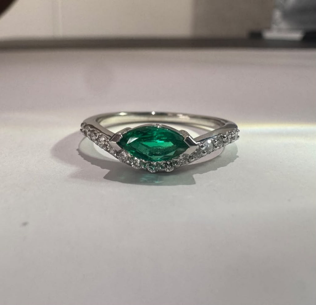 Anillo con esmeralda marquesa y cinta de diamantes (Ref. 283)