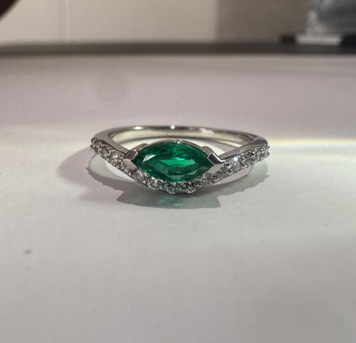 Anillo con esmeralda marquesa y cinta de diamantes (Ref. 283)