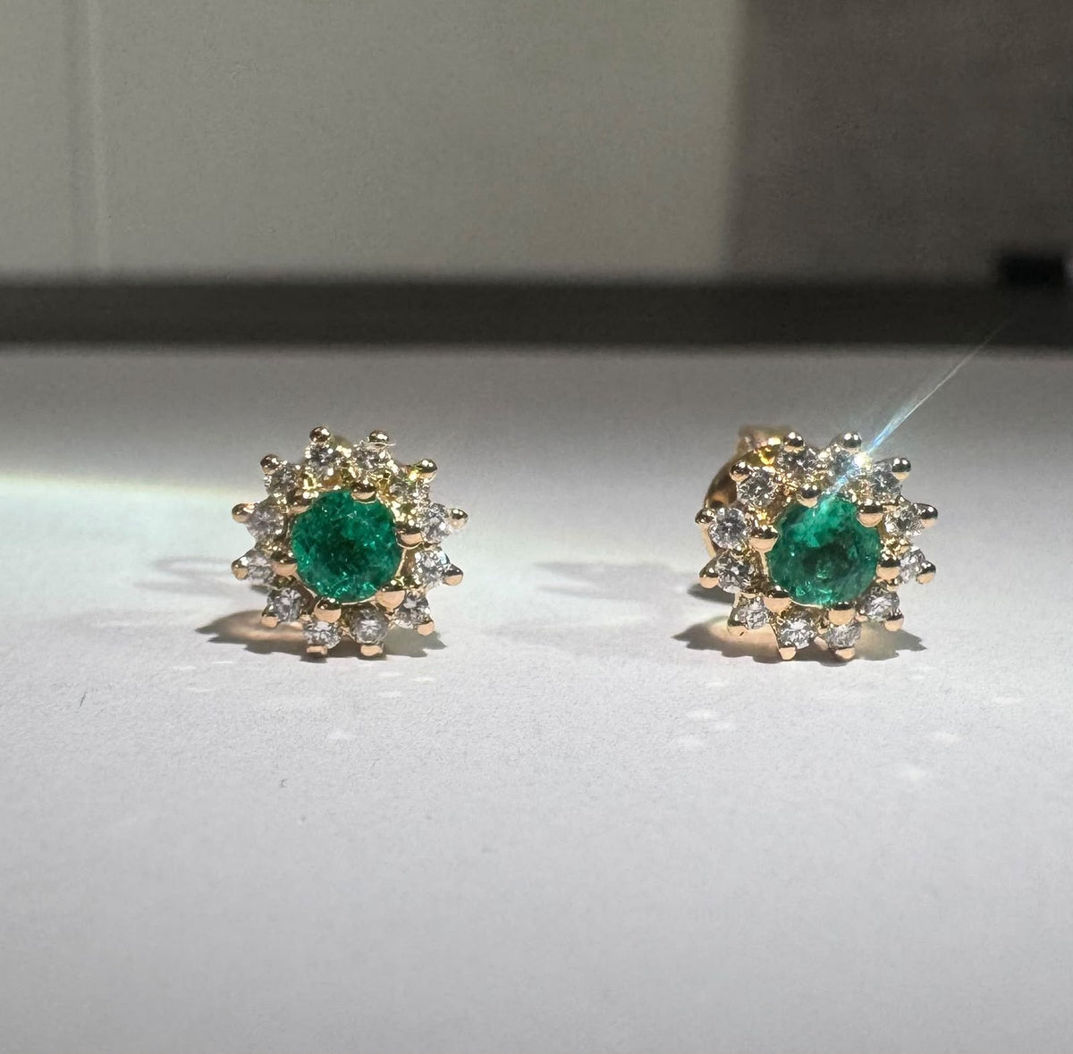 Topos con esmeralda en halo (Ref. 330)