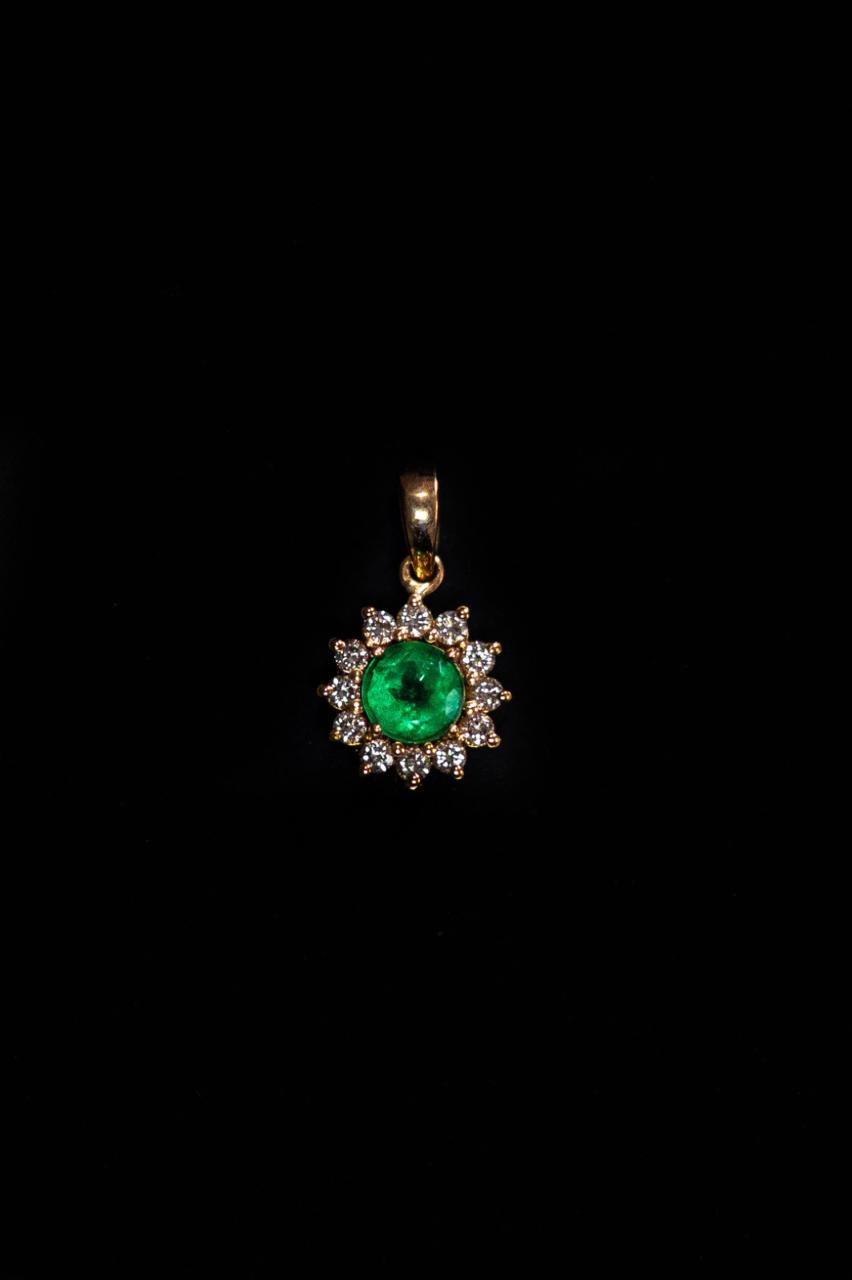 Dije con esmeralda redonda en halo (Ref. 329)