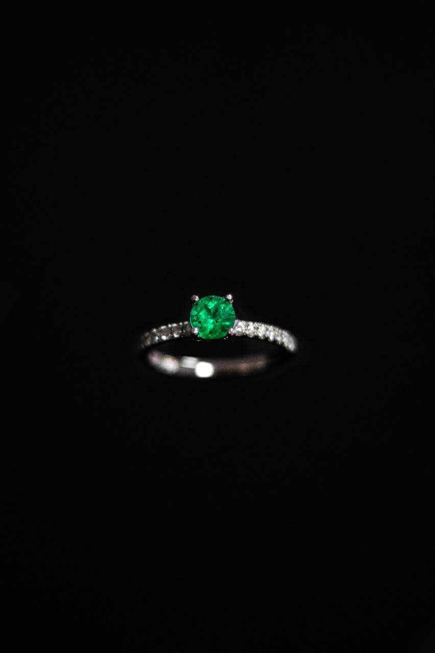 Anillo con esmeralda talla diamante (Ref. 89)