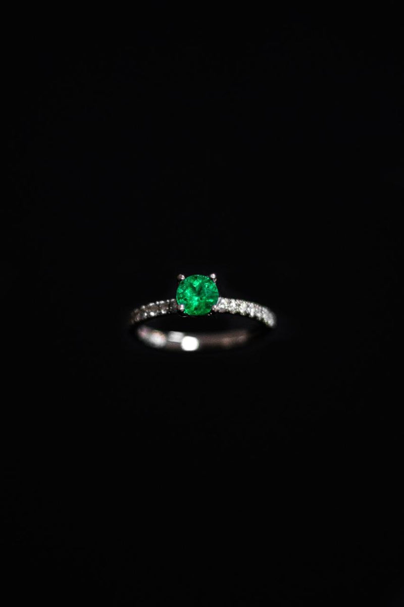 Anillo con esmeralda talla diamante