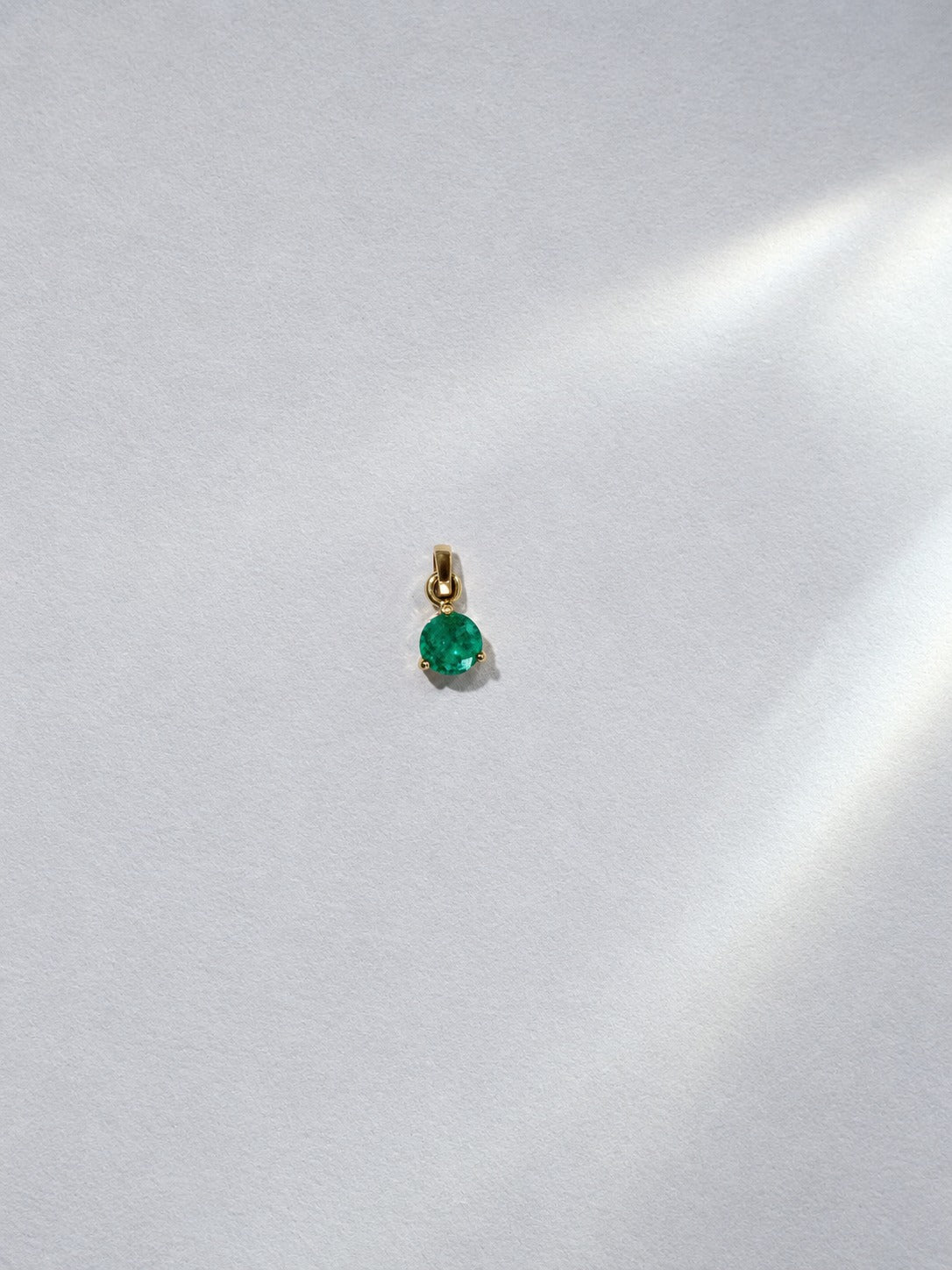 Dije con esmeralda redonda (Ref. 243)
