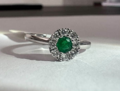 Anillo clúster con esmeralda redonda (Ref. 85)