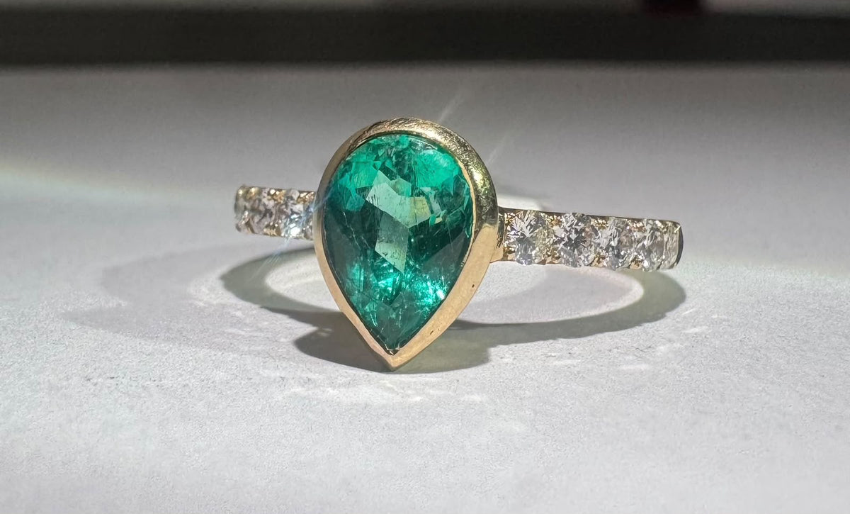 Anillo con esmeralda en lágrima (Ref. 17)