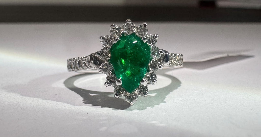 Anillo Leidy con esmeralda en lágrima (Ref. 151)