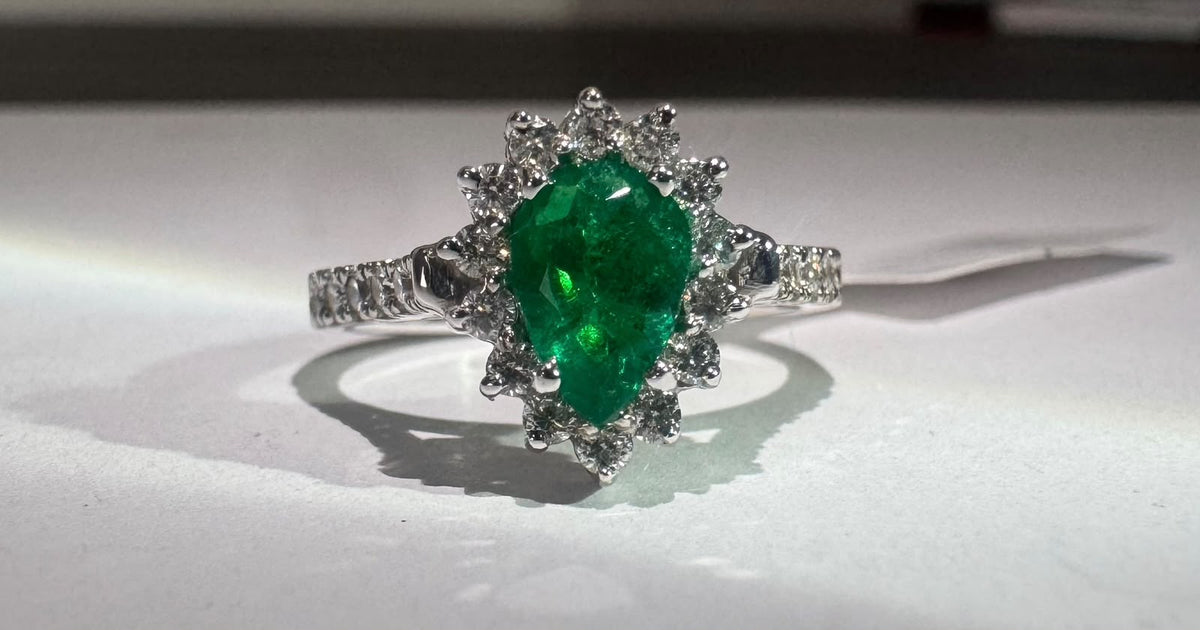 Anillo Leidy con esmeralda en lágrima (Ref. 151)