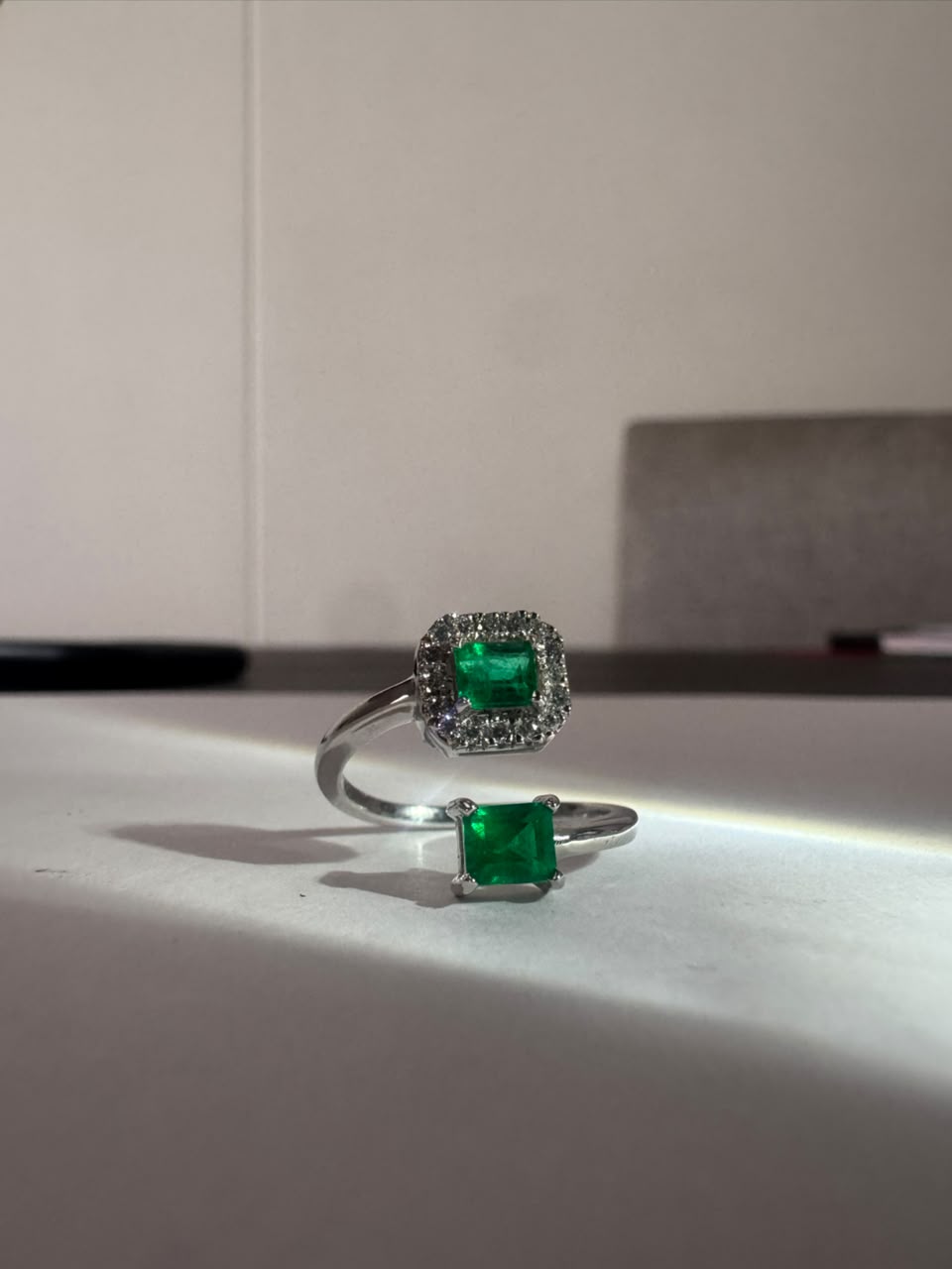 Anillo tú y yo con dos esmeraldas (Ref. 156)