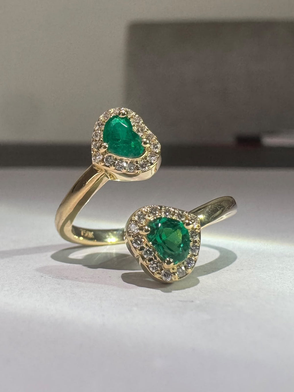 Anillo tú y yo con dos esmeraldas en corazón (Ref. 295)