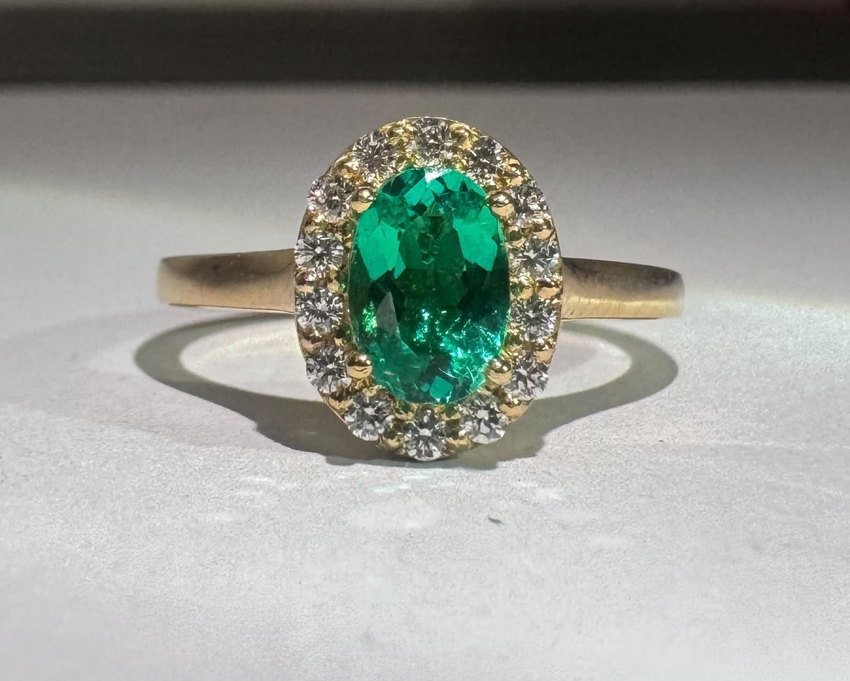 Anillo con esmeralda ovalada en halo (Ref. 198)