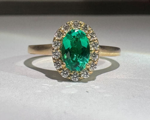 Anillo con esmeralda ovalada en halo (Ref. 198)