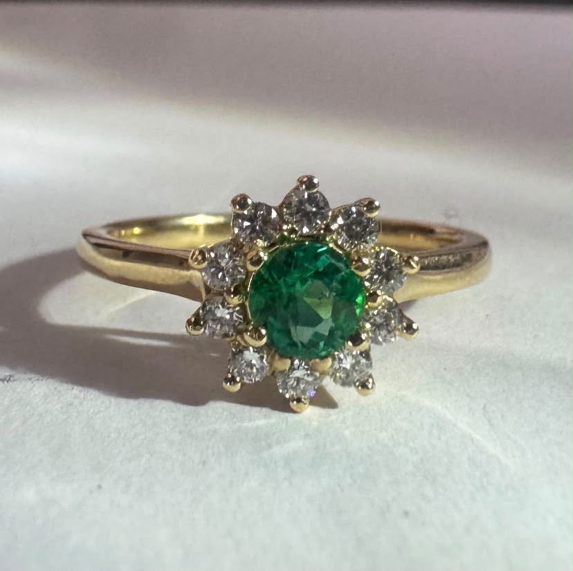 Anillo con esmeralda redonda tipo marquesa (Ref. 218)