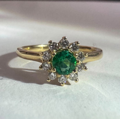 Anillo con esmeralda redonda tipo marquesa (Ref. 218)
